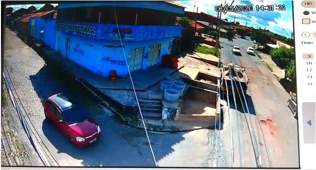 Momento em que suspeitos fogem no Corsa vermelho